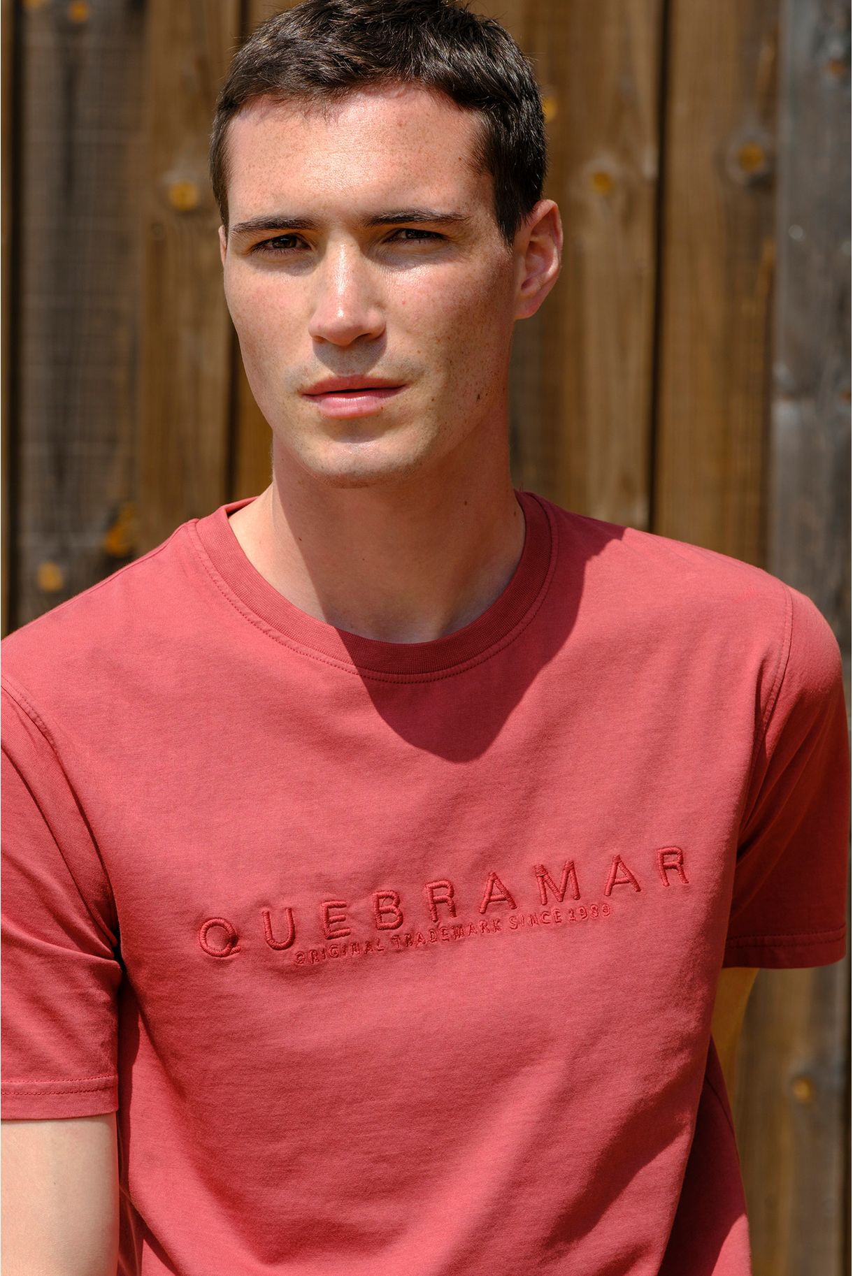 T-SHIRT COM BORDADO QUEBRAMAR