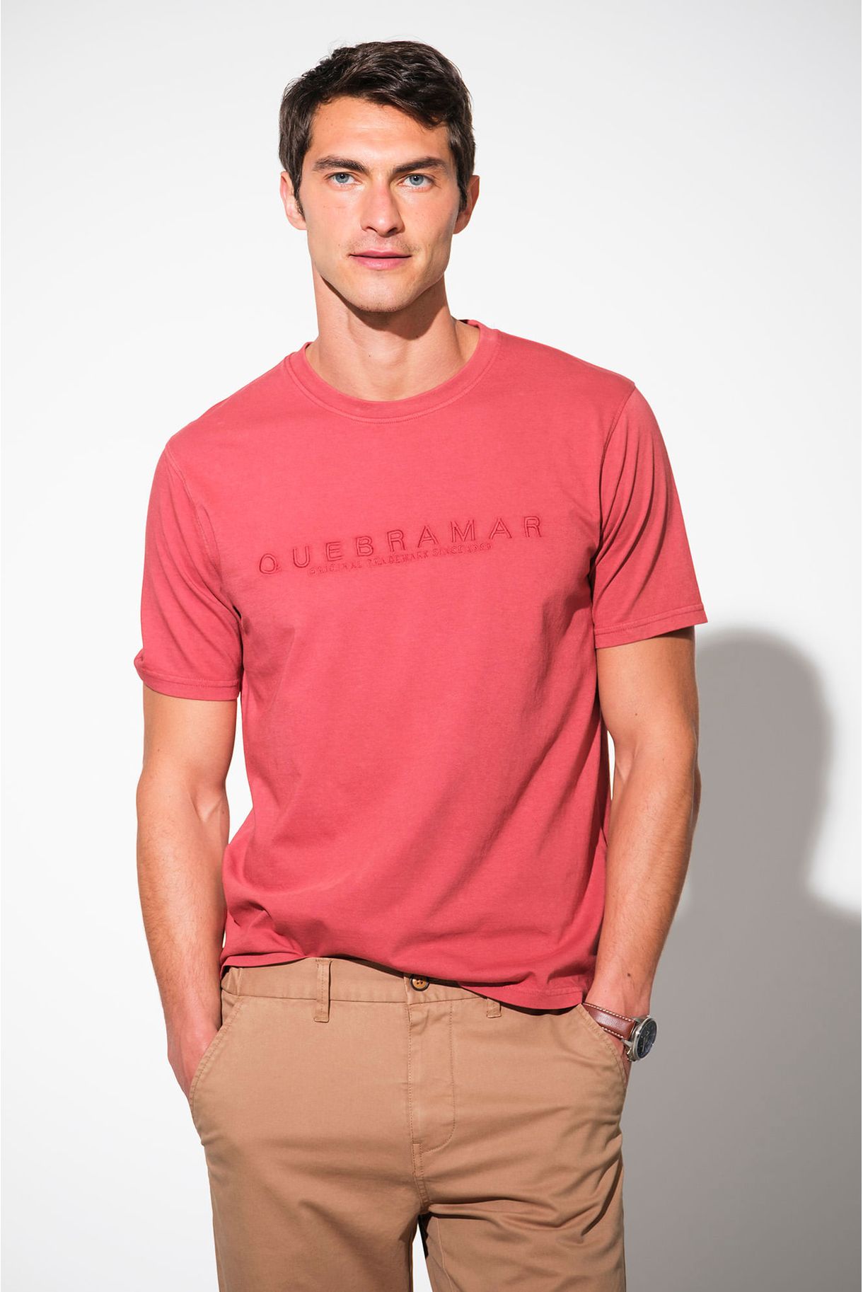 T-SHIRT COM BORDADO QUEBRAMAR