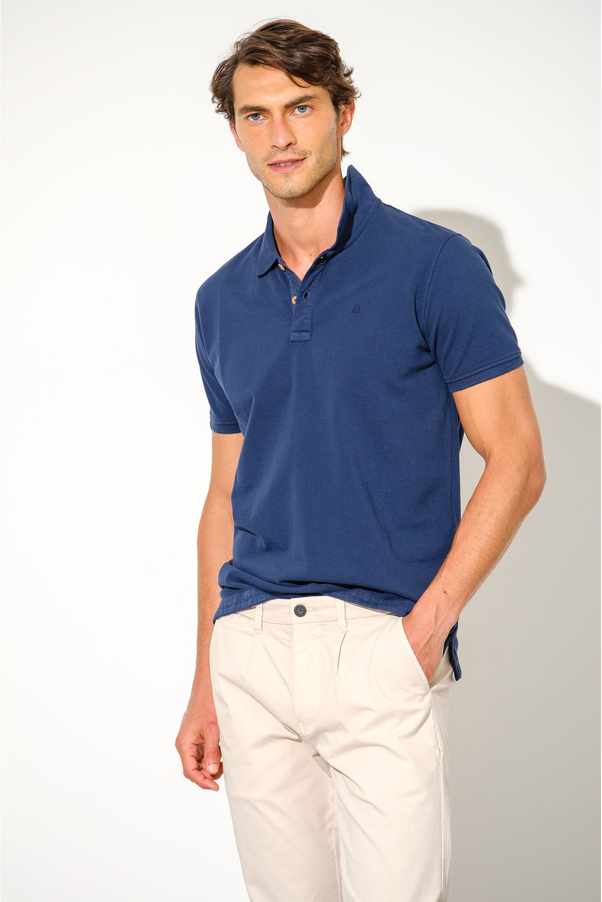 POLO PIQUET LISO COM BORDADO