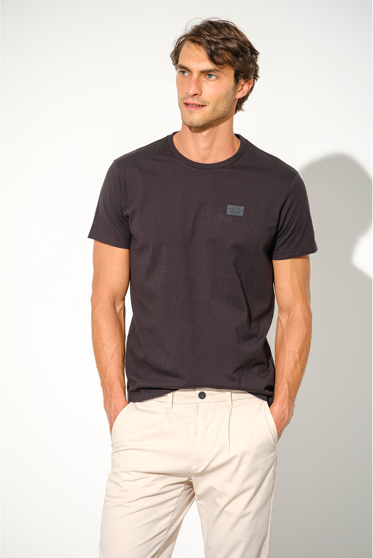 T-SHIRT COM BADGE