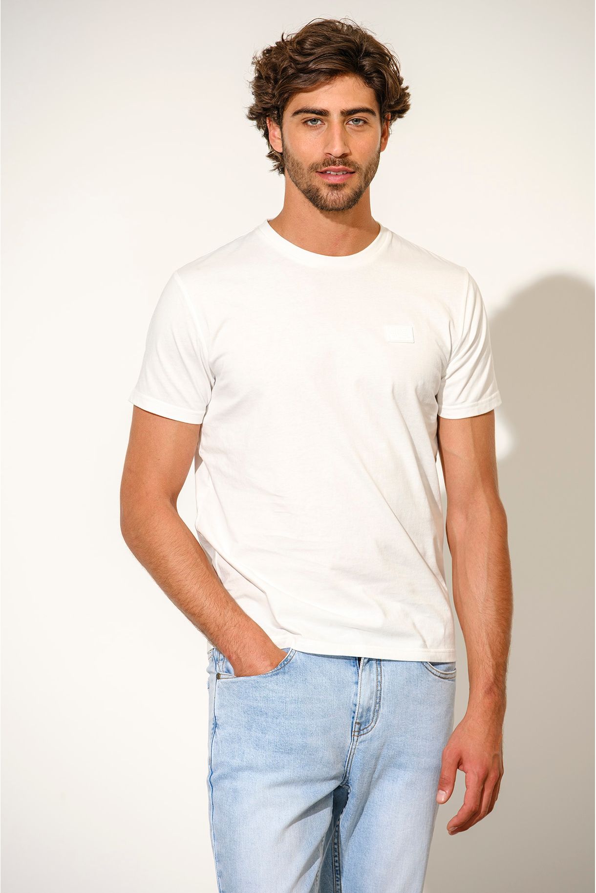 T-SHIRT COM BADGE