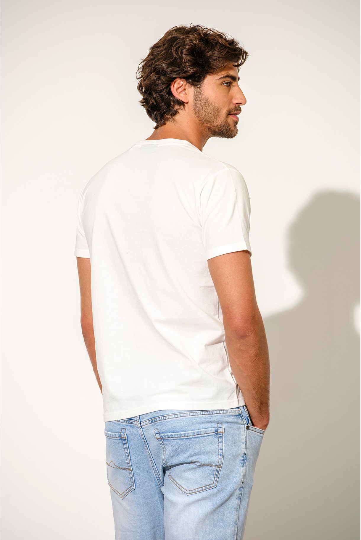 T-SHIRT COM BADGE