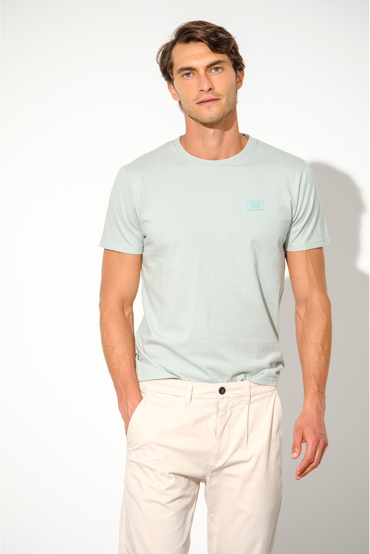 T-SHIRT COM BADGE