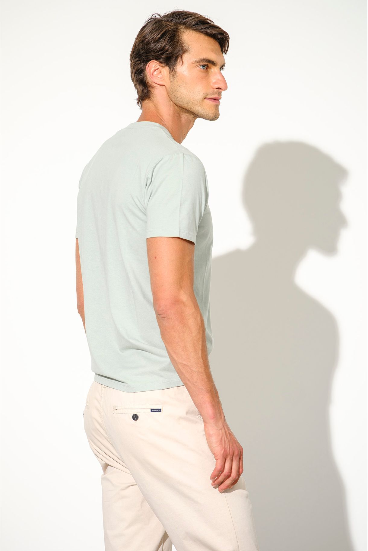 T-SHIRT COM BADGE