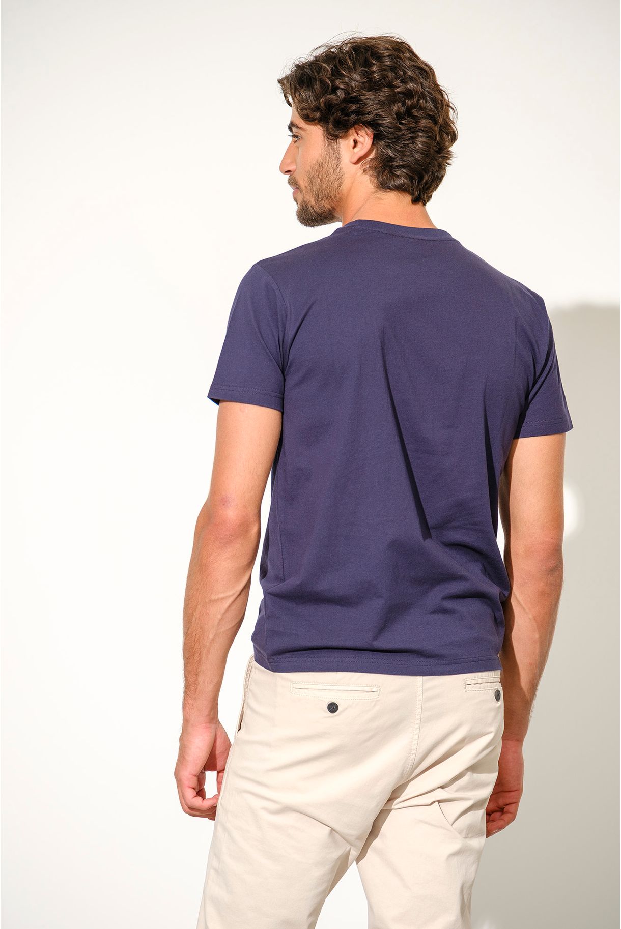 T-SHIRT COM BADGE
