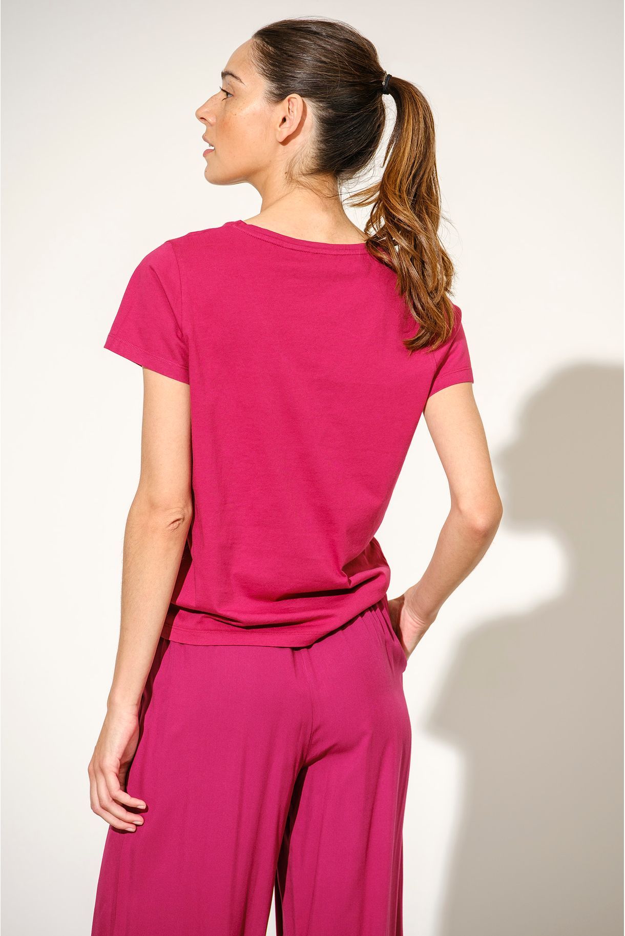 T-SHIRT BÁSICA DECOTE EM V
