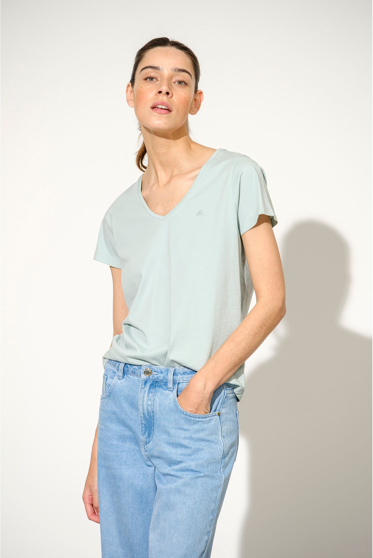T-SHIRT BÁSICA DECOTE EM V