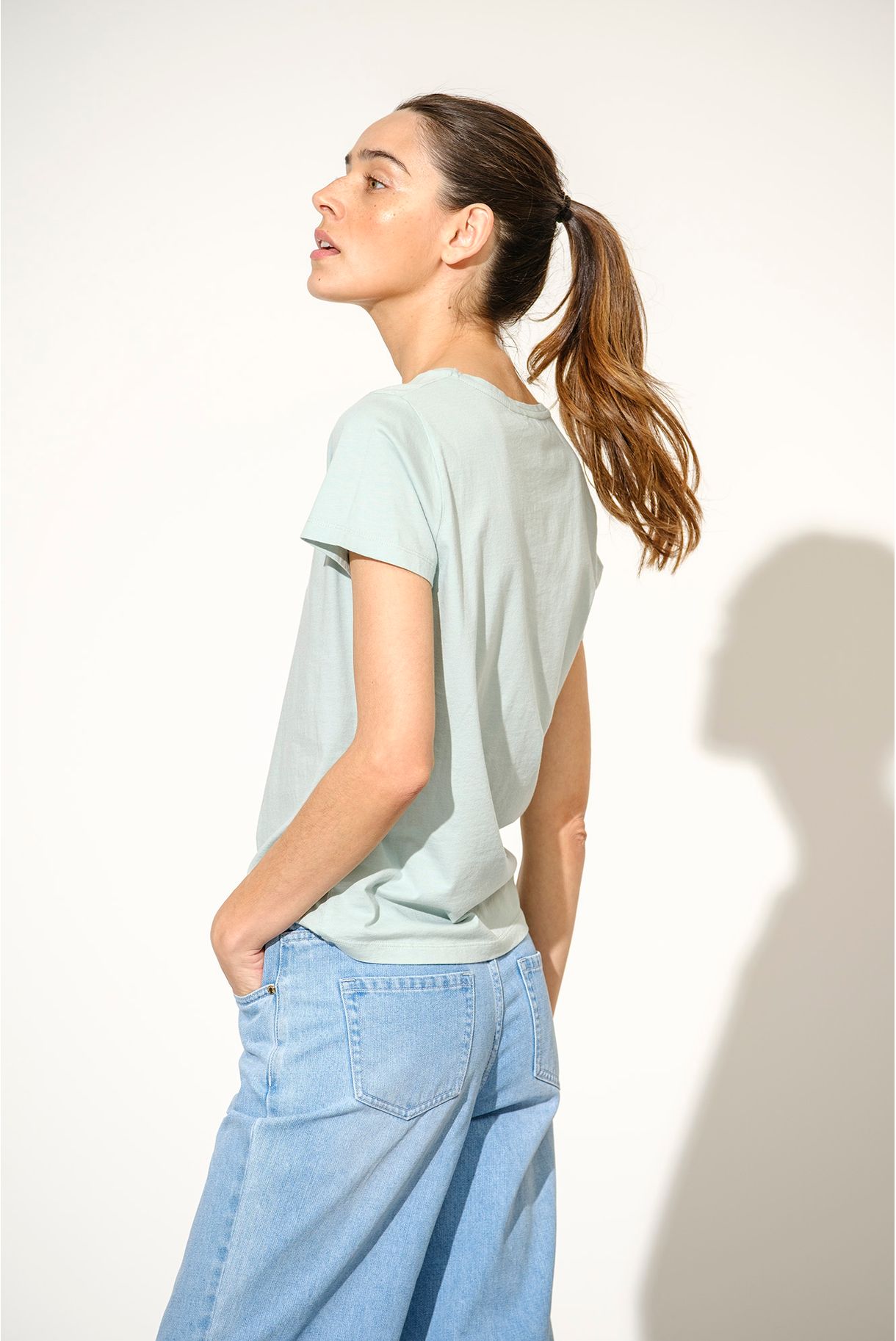 T-SHIRT BÁSICA DECOTE EM V