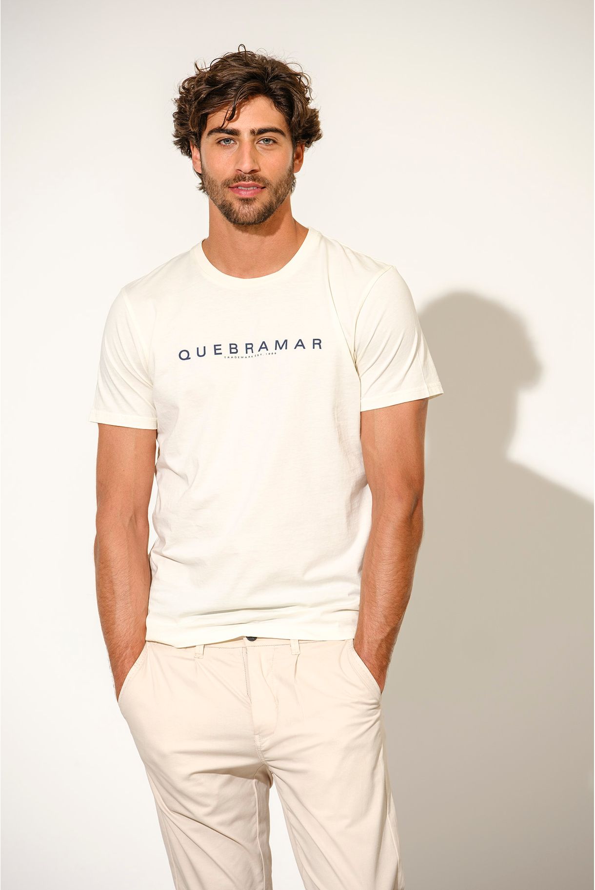 T-SHIRT BÁSICA COM PRINT QUEBRAMAR