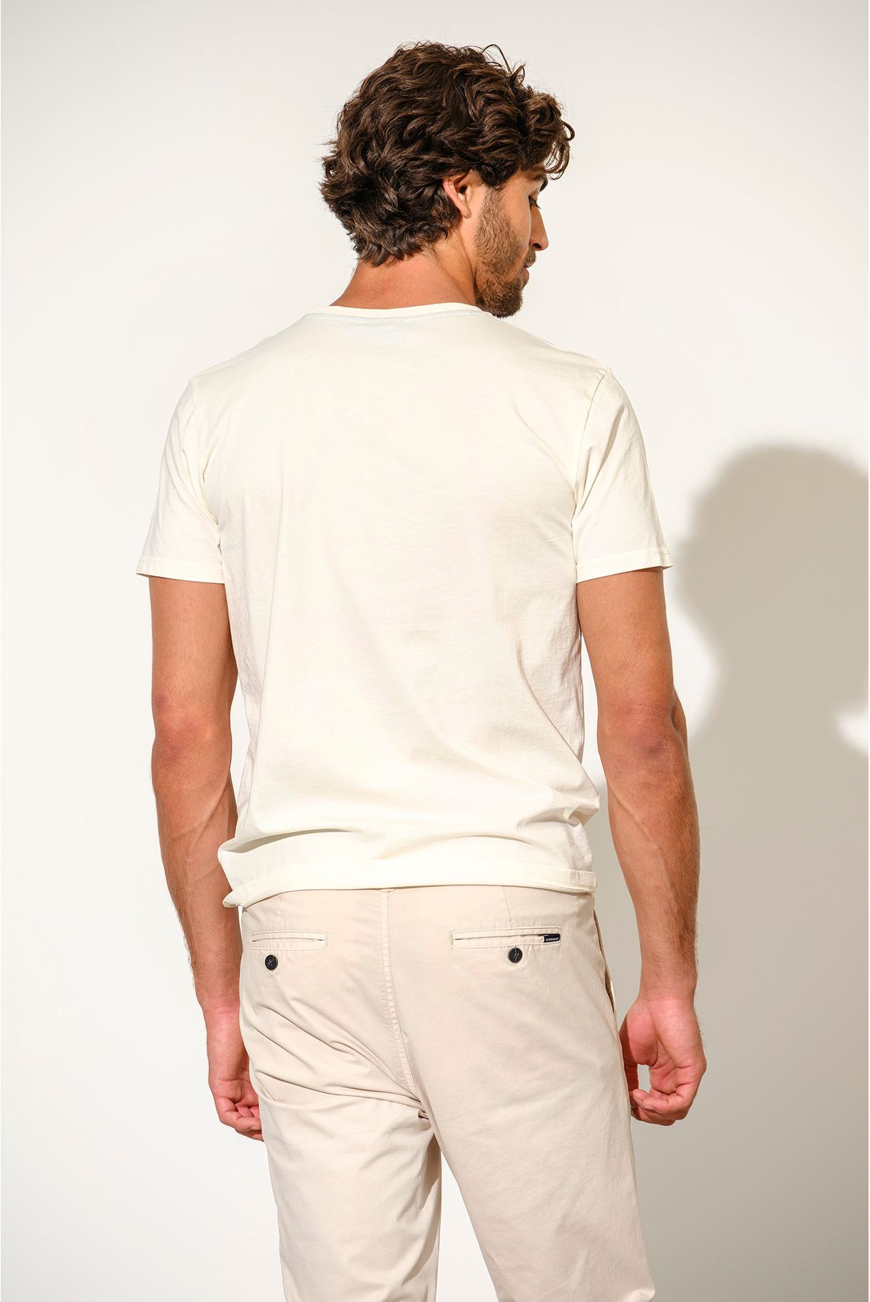 T-SHIRT BÁSICA COM PRINT QUEBRAMAR