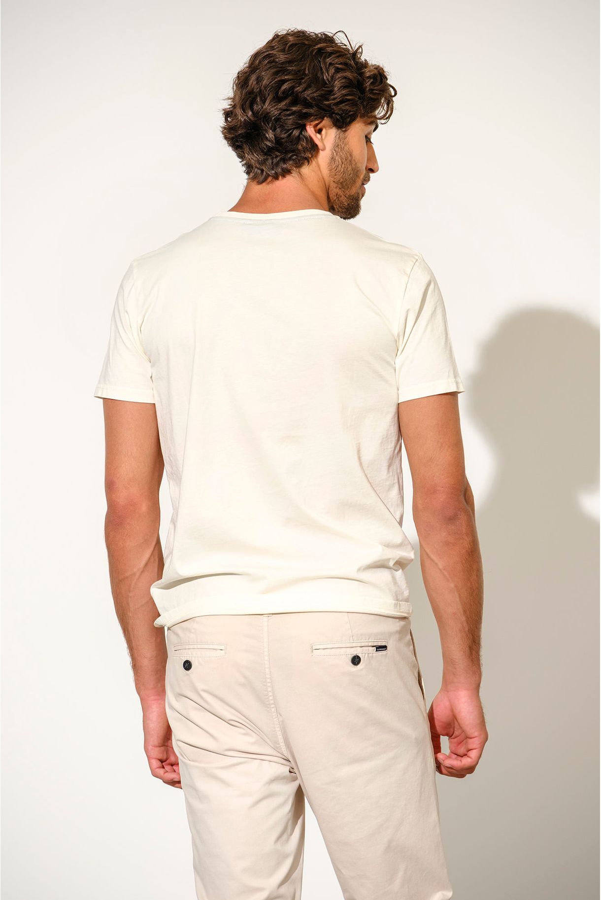 T-SHIRT BÁSICA COM PRINT QUEBRAMAR