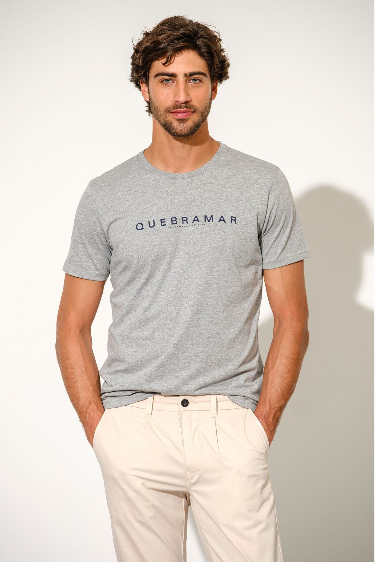 T-SHIRT BÁSICA COM PRINT QUEBRAMAR