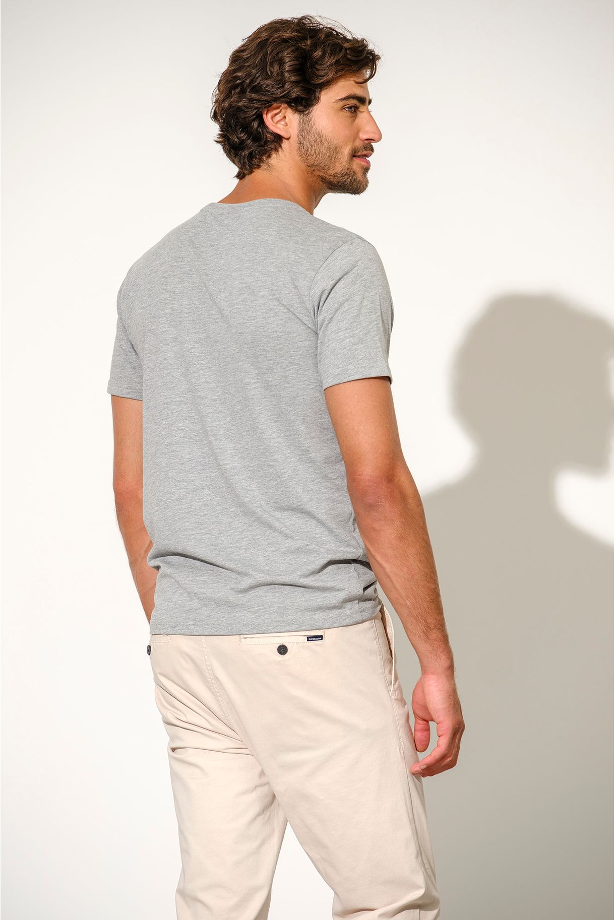 T-SHIRT BÁSICA COM PRINT QUEBRAMAR