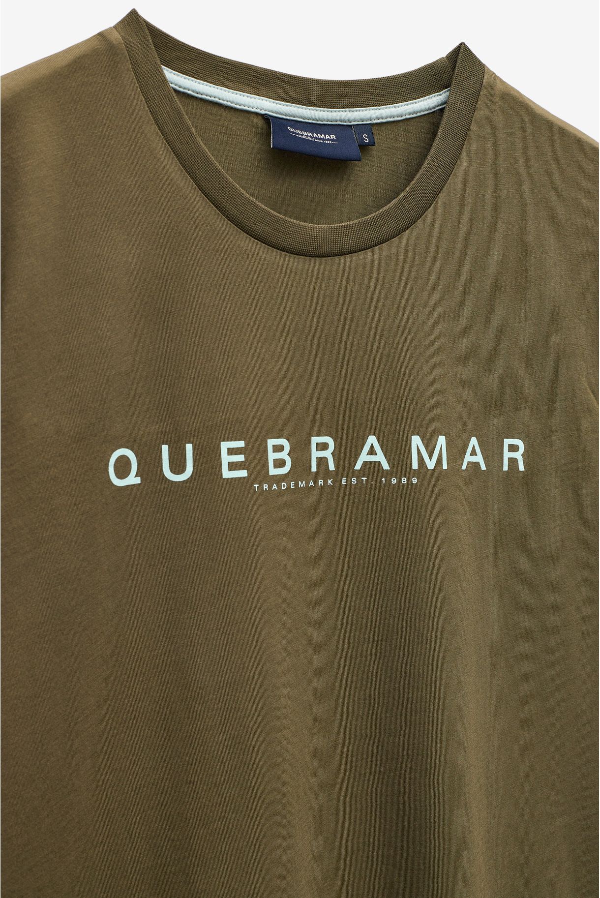 T-SHIRT BÁSICA COM PRINT QUEBRAMAR