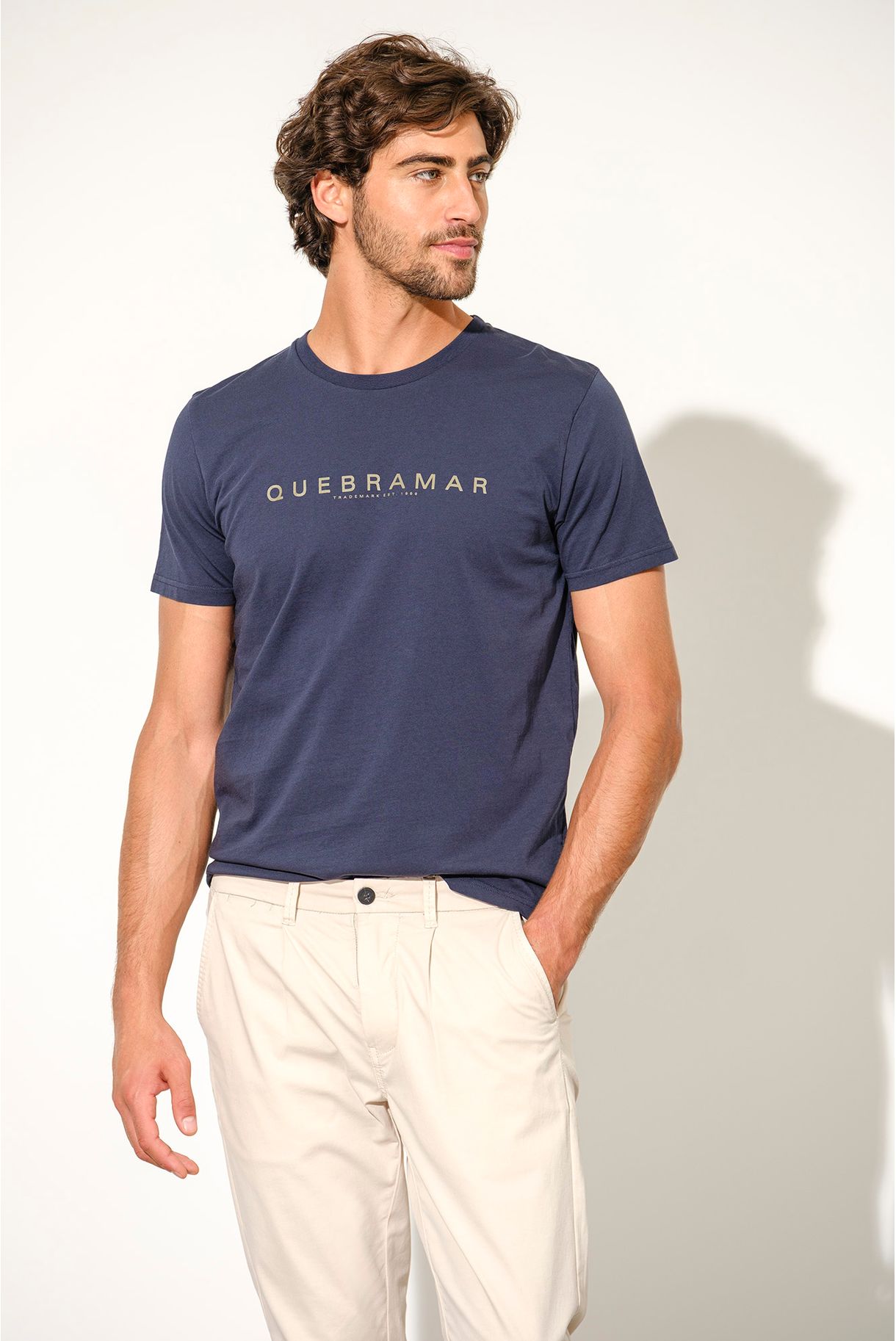 T-SHIRT BÁSICA COM PRINT QUEBRAMAR