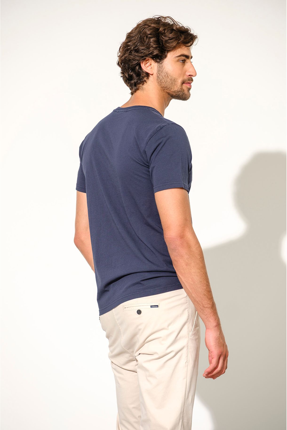 T-SHIRT BÁSICA COM PRINT QUEBRAMAR