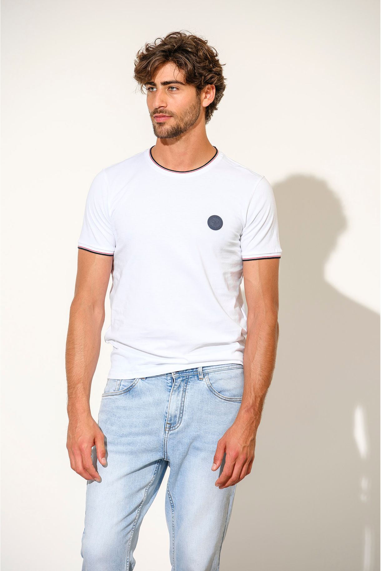 T-SHIRT COM BADGE E RISCAS NO RIB