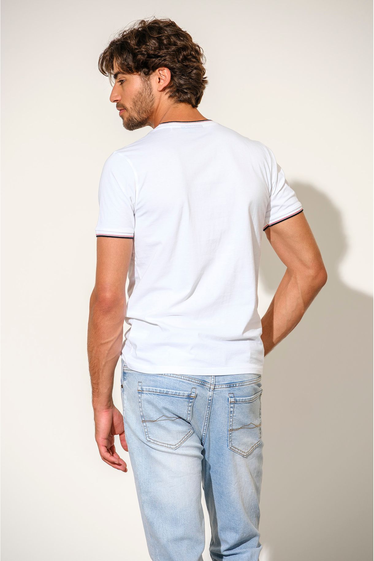 T-SHIRT COM BADGE E RISCAS NO RIB