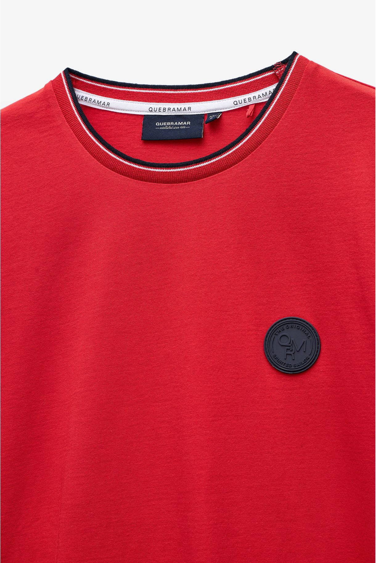 T-SHIRT COM BADGE E RISCAS NO RIB