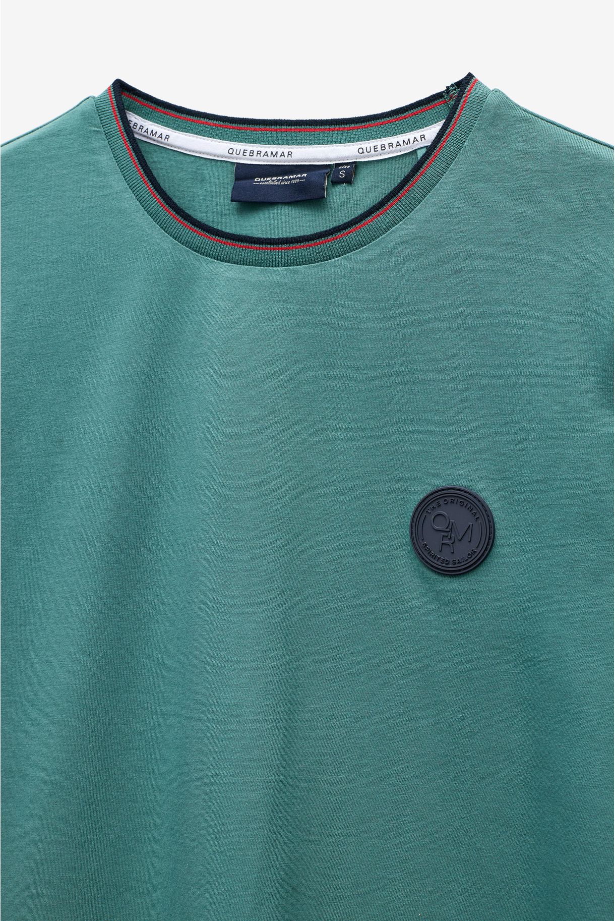 T-SHIRT COM BADGE E RISCAS NO RIB