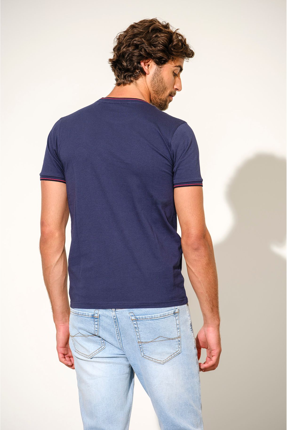 T-SHIRT COM BADGE E RISCAS NO RIB