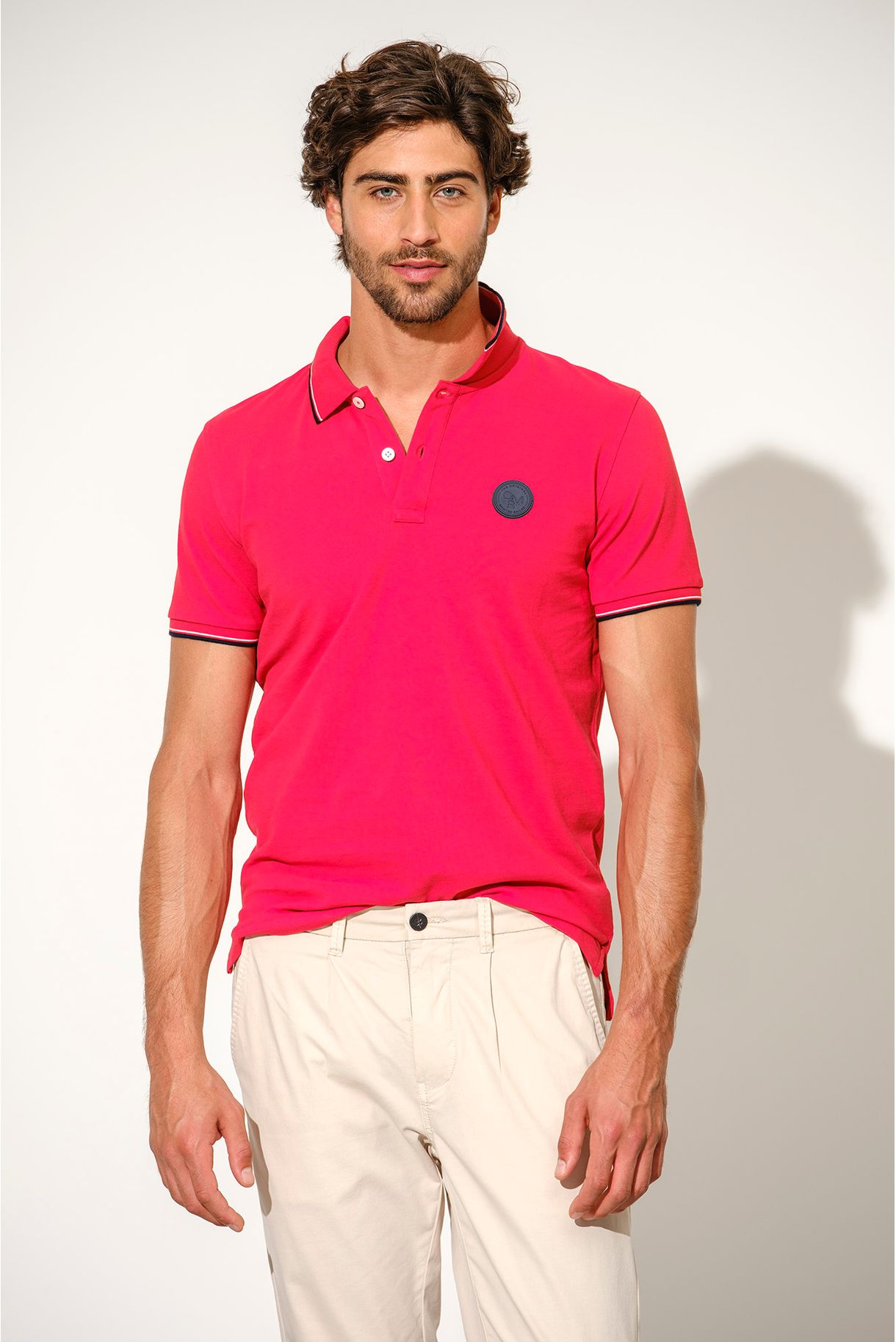 POLO COM BADGE E RISCAS NO RIB