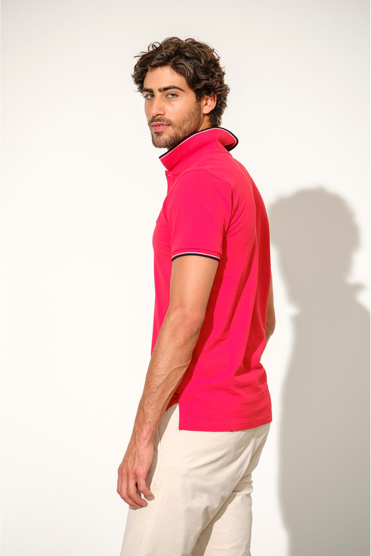 POLO COM BADGE E RISCAS NO RIB
