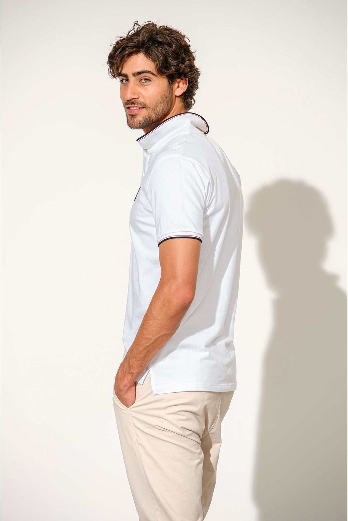 POLO COM BADGE E RISCAS NO RIB