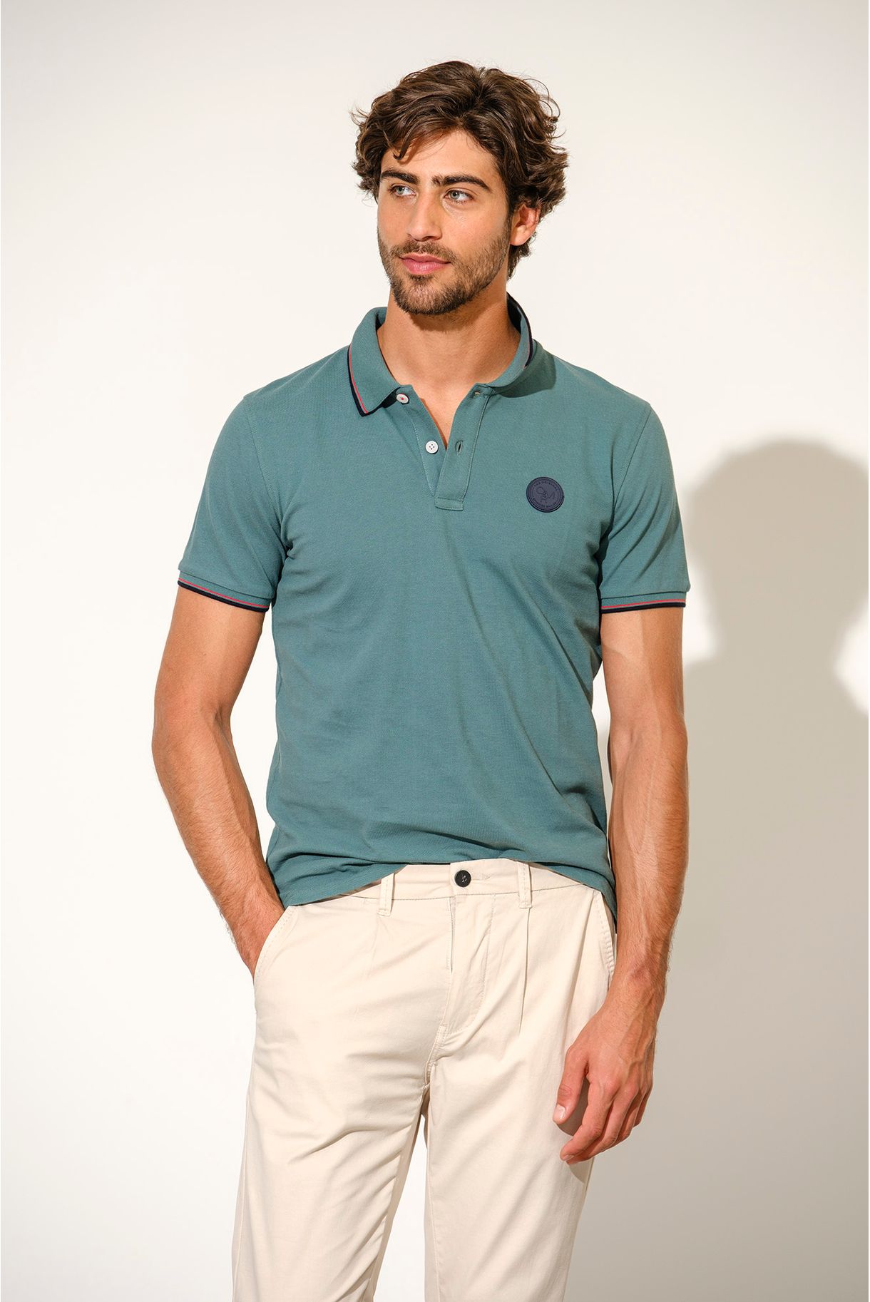 POLO COM BADGE E RISCAS NO RIB