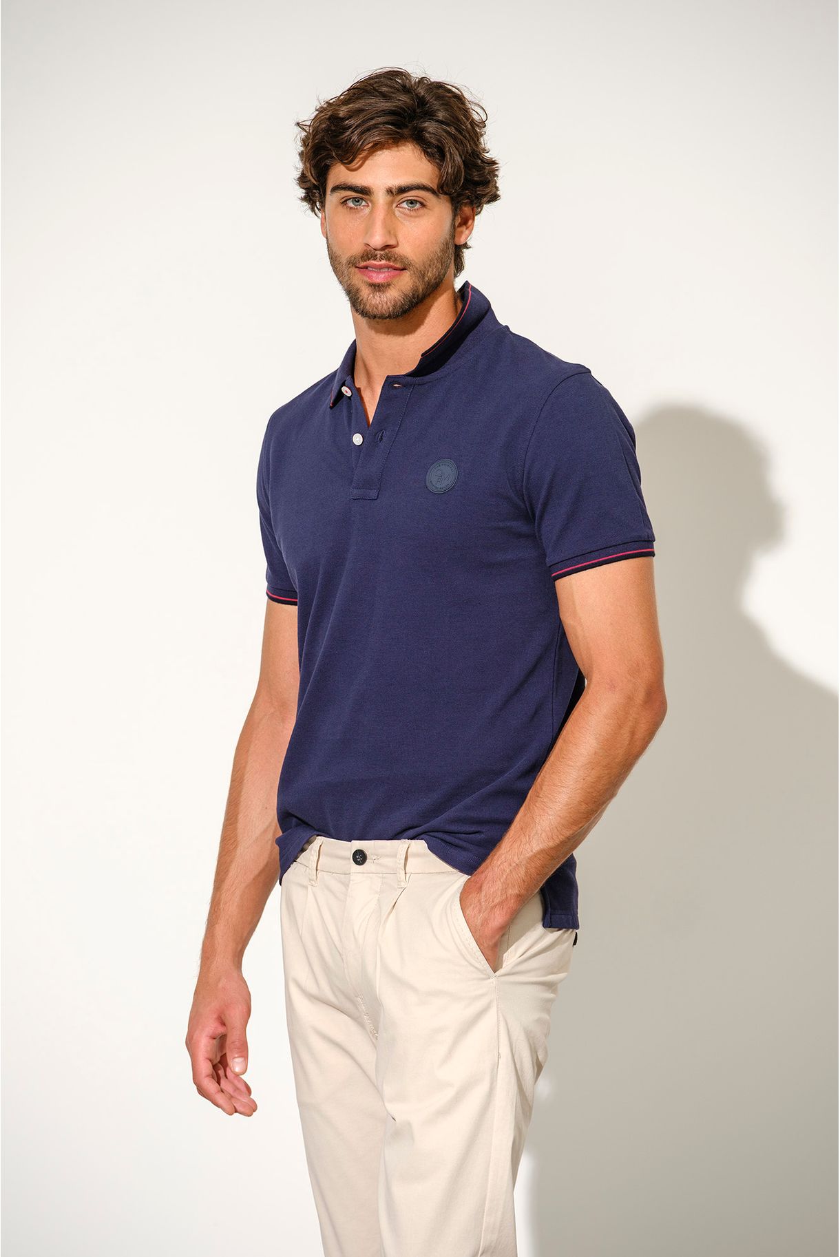 POLO COM BADGE E RISCAS NO RIB