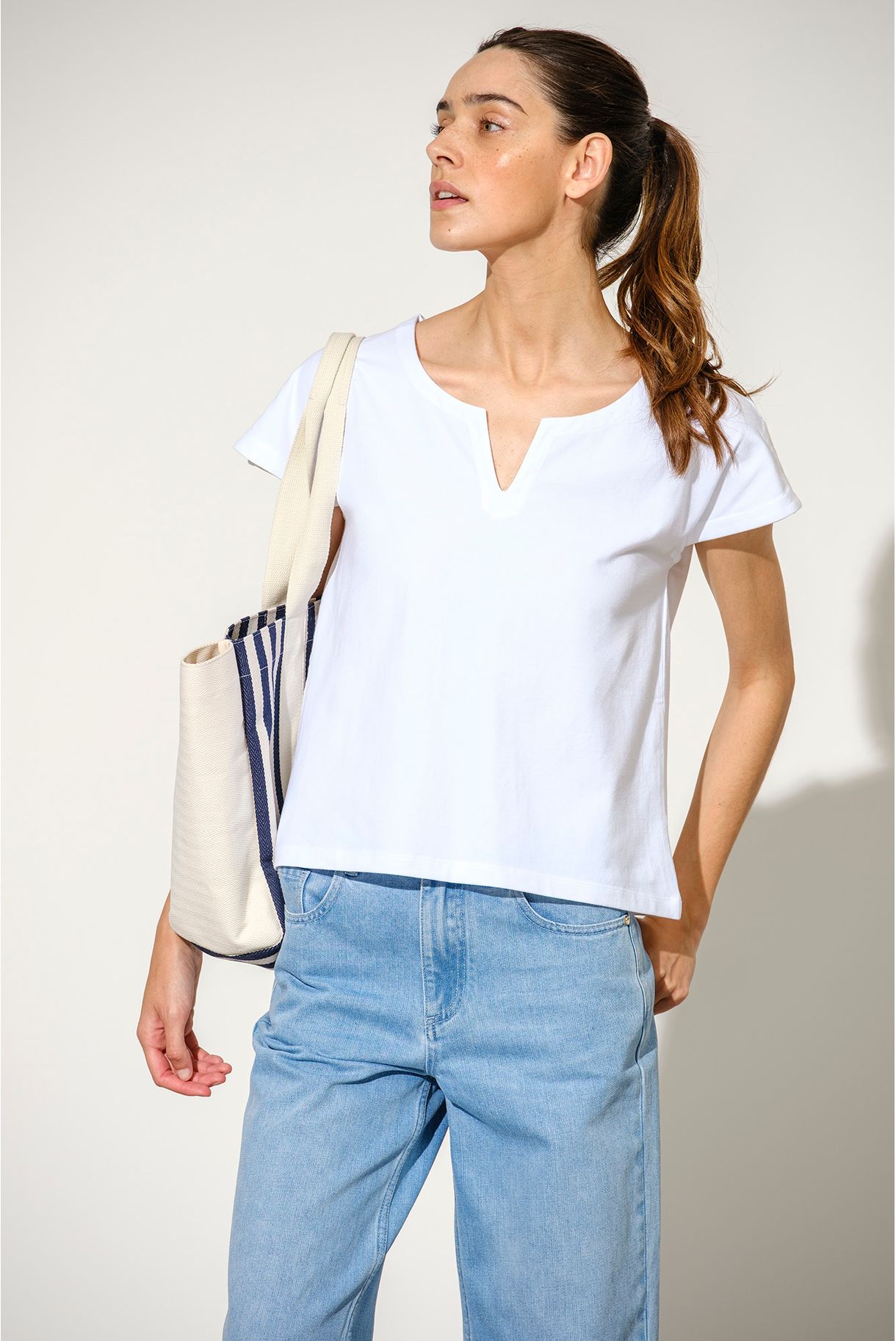 T-SHIRT COM ABERTURA NA MANGAS