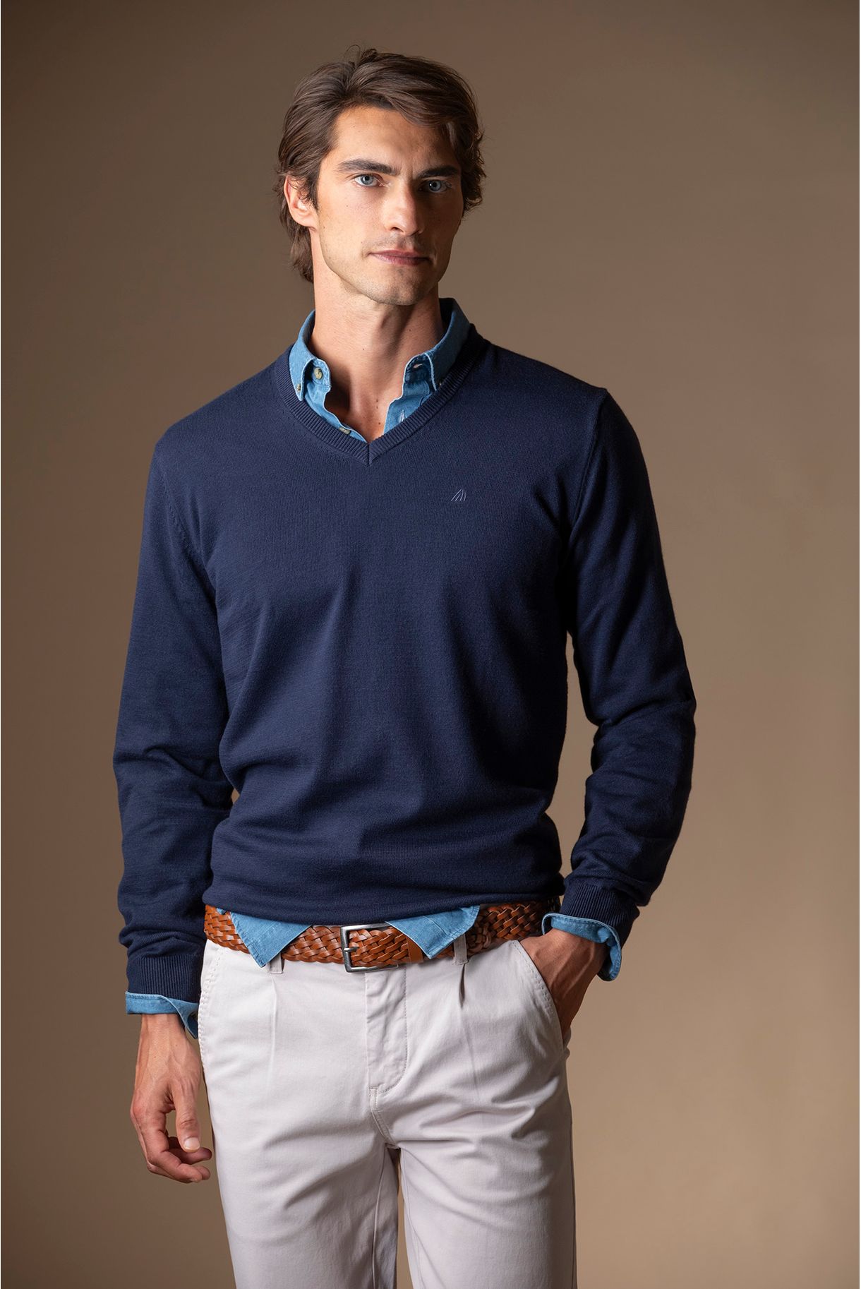 BASIC V-NECK SWEATER