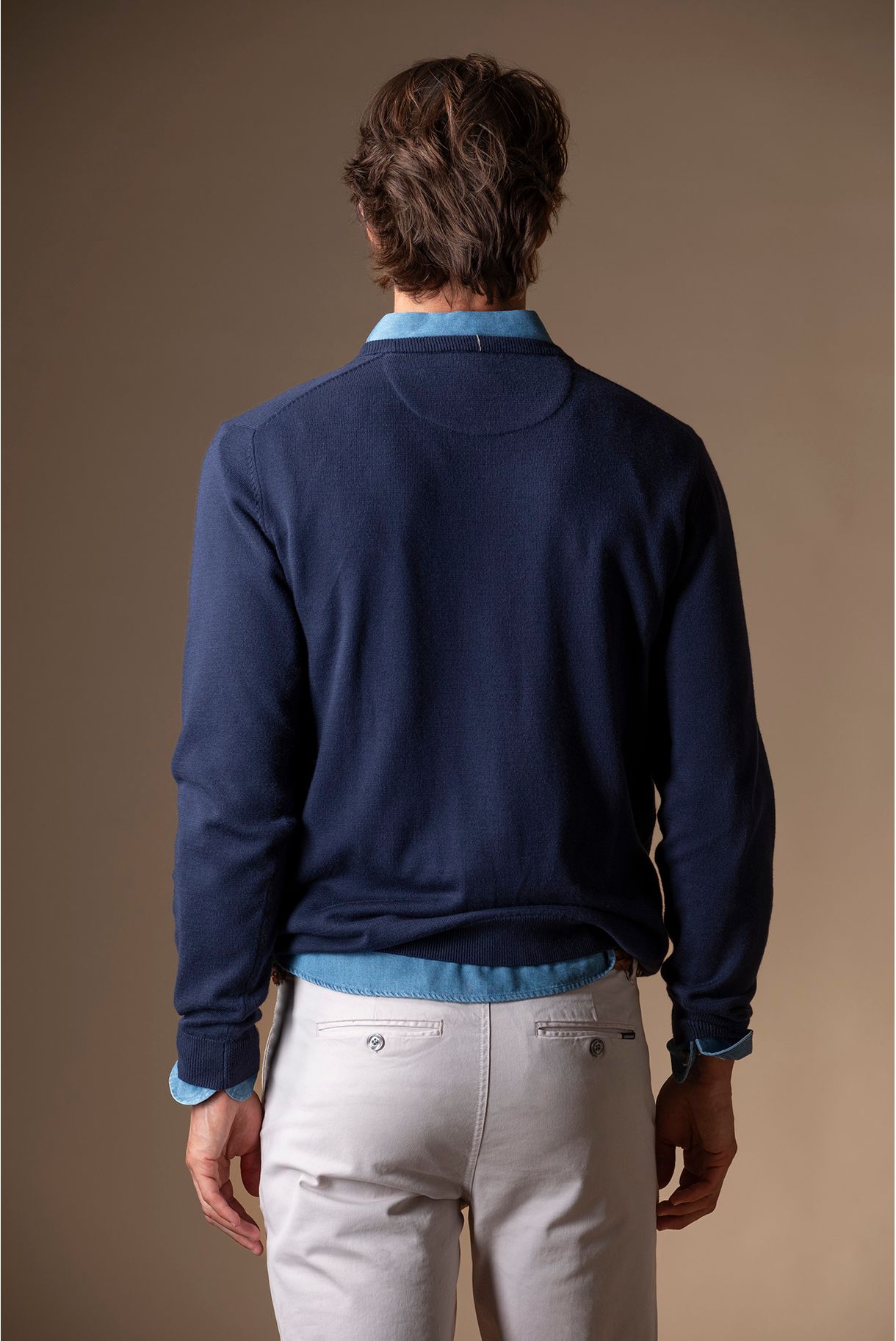 BASIC V-NECK SWEATER