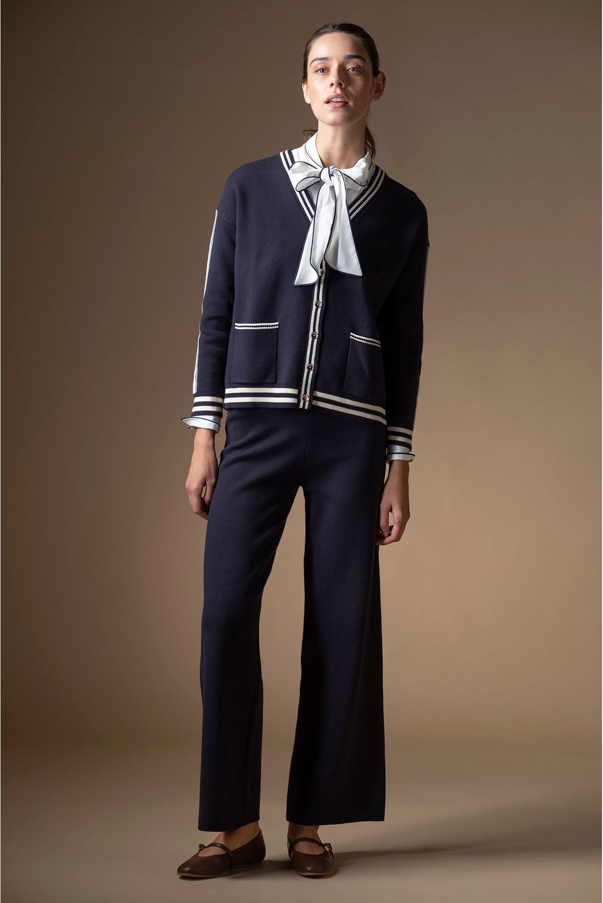 CALÇAS EM MALHA COM ELÁSTICO