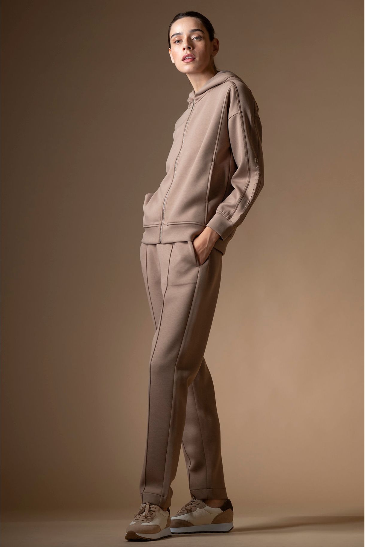 CASACO SWEAT COM CAPUZ E BORDADO