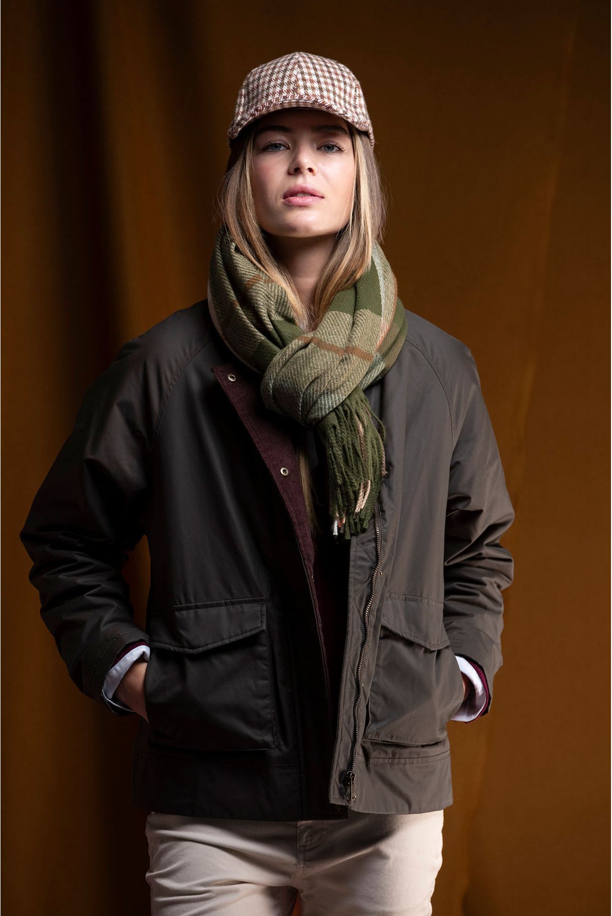 CASACO ENCERADO COM GOLA EM BOMBAZINA