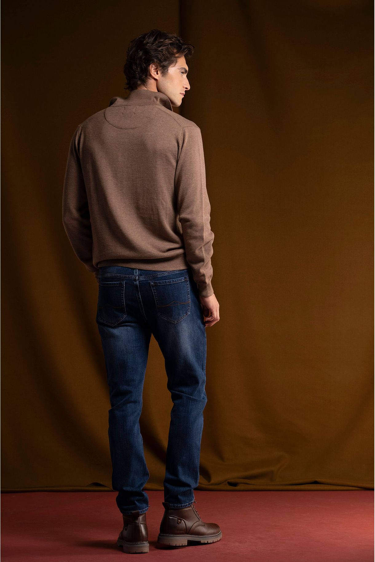 TAPERED FIT JEANS