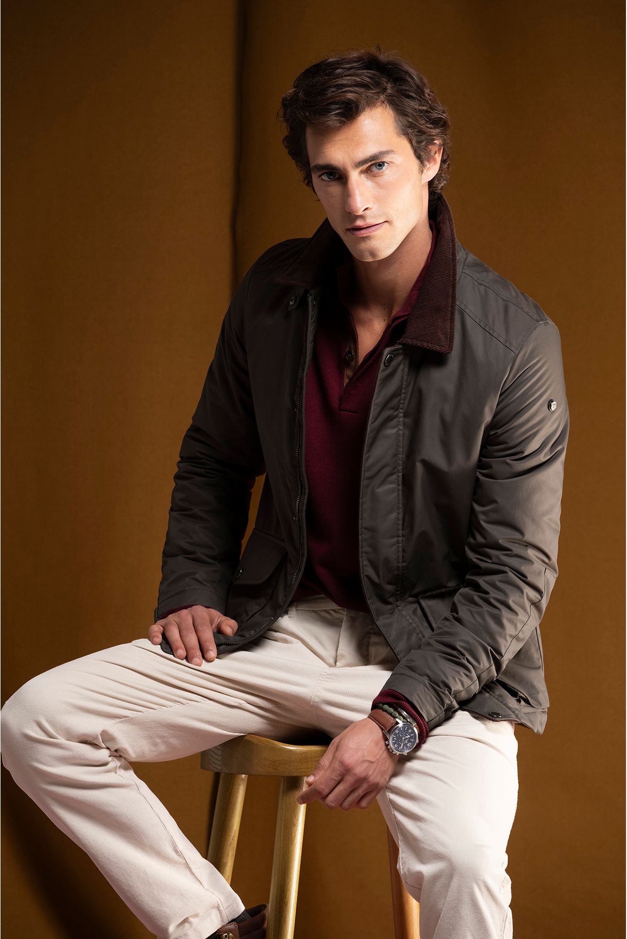 CASACO ENCERADO COM GOLA EM BOMBAZINE