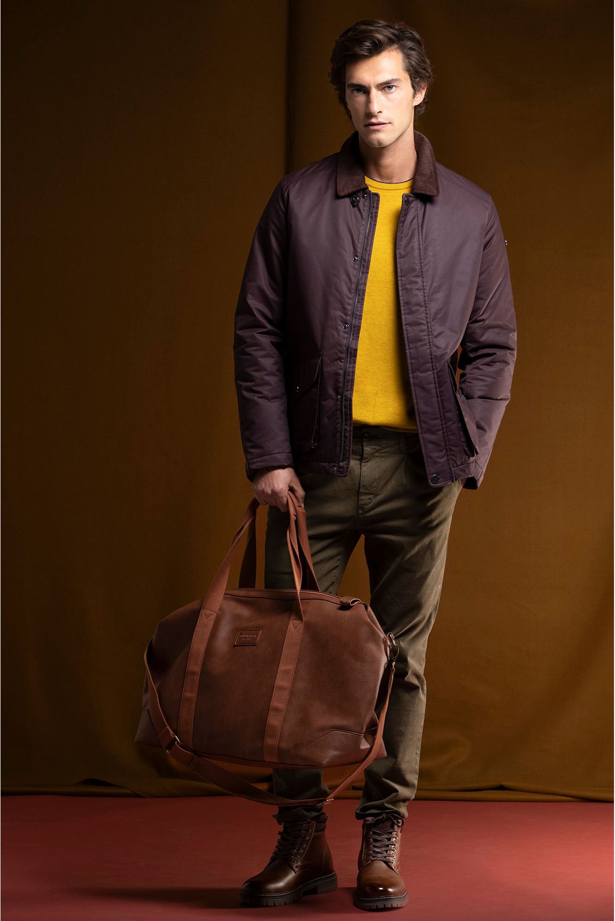 CASACO ENCERADO COM GOLA EM BOMBAZINE