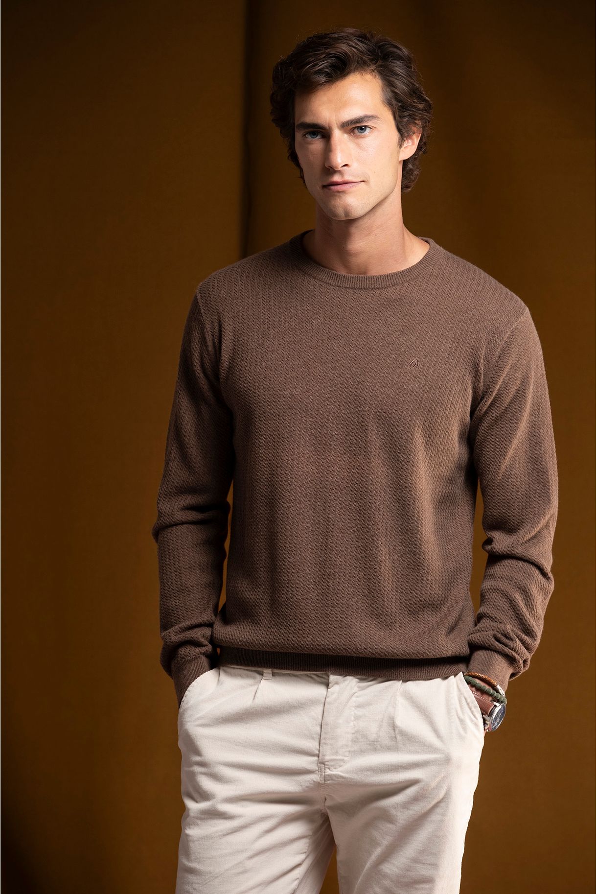 ROUND NECKLACE SWEATER