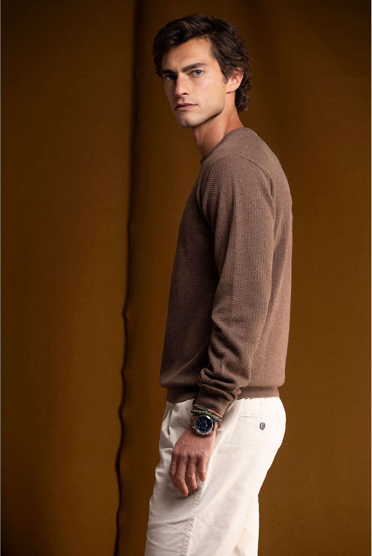 ROUND NECKLACE SWEATER