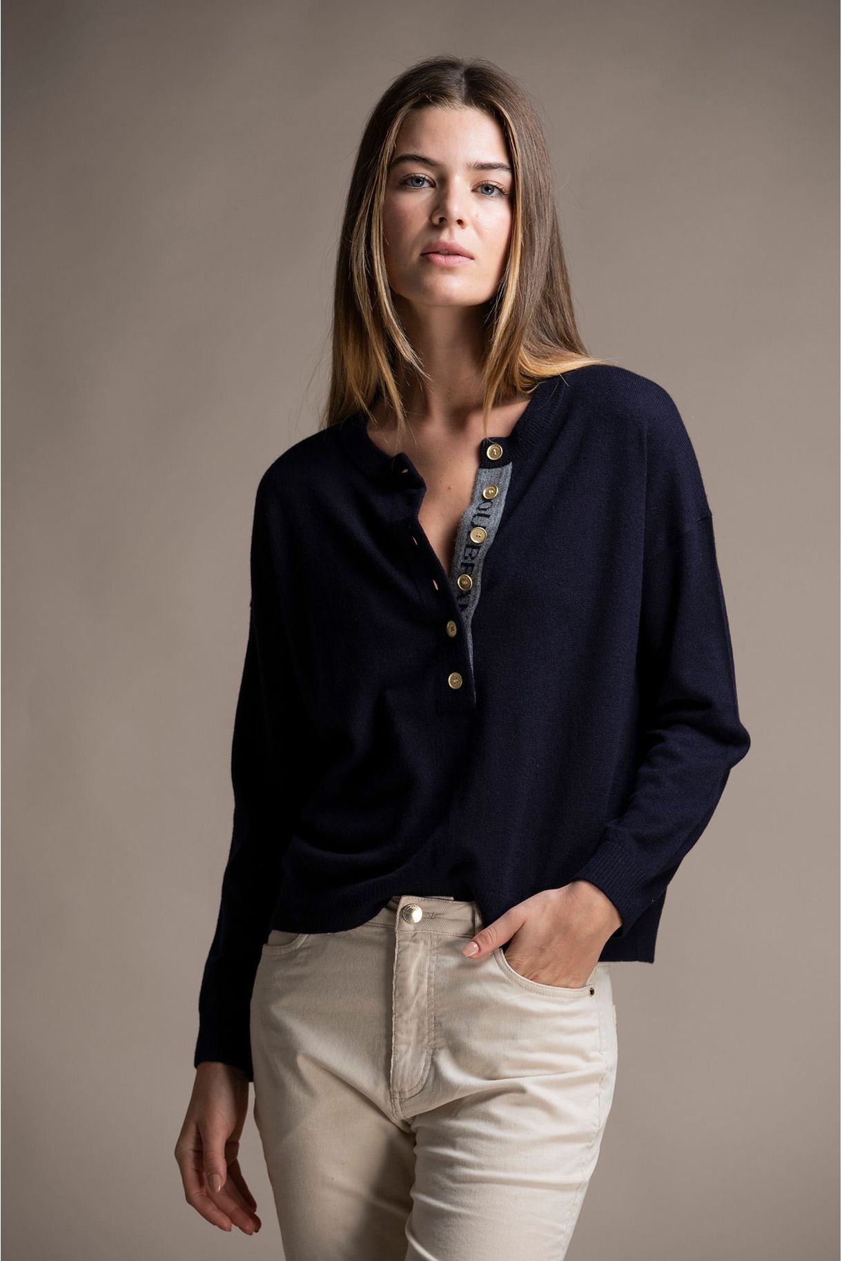 CAMISOLA DE LÃ COM BOTÕES DOURADOS