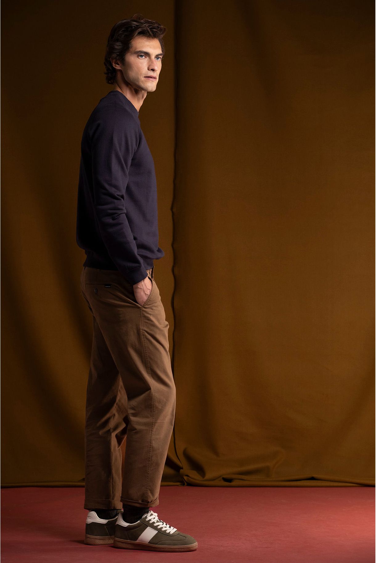 BASIC ROUND NECK SWEATSHIRT