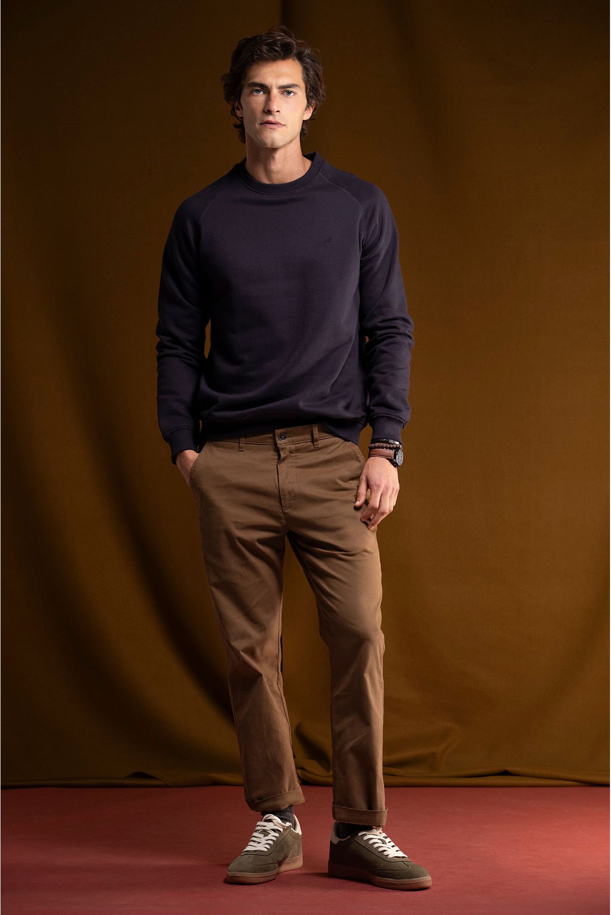 BASIC ROUND NECK SWEATSHIRT