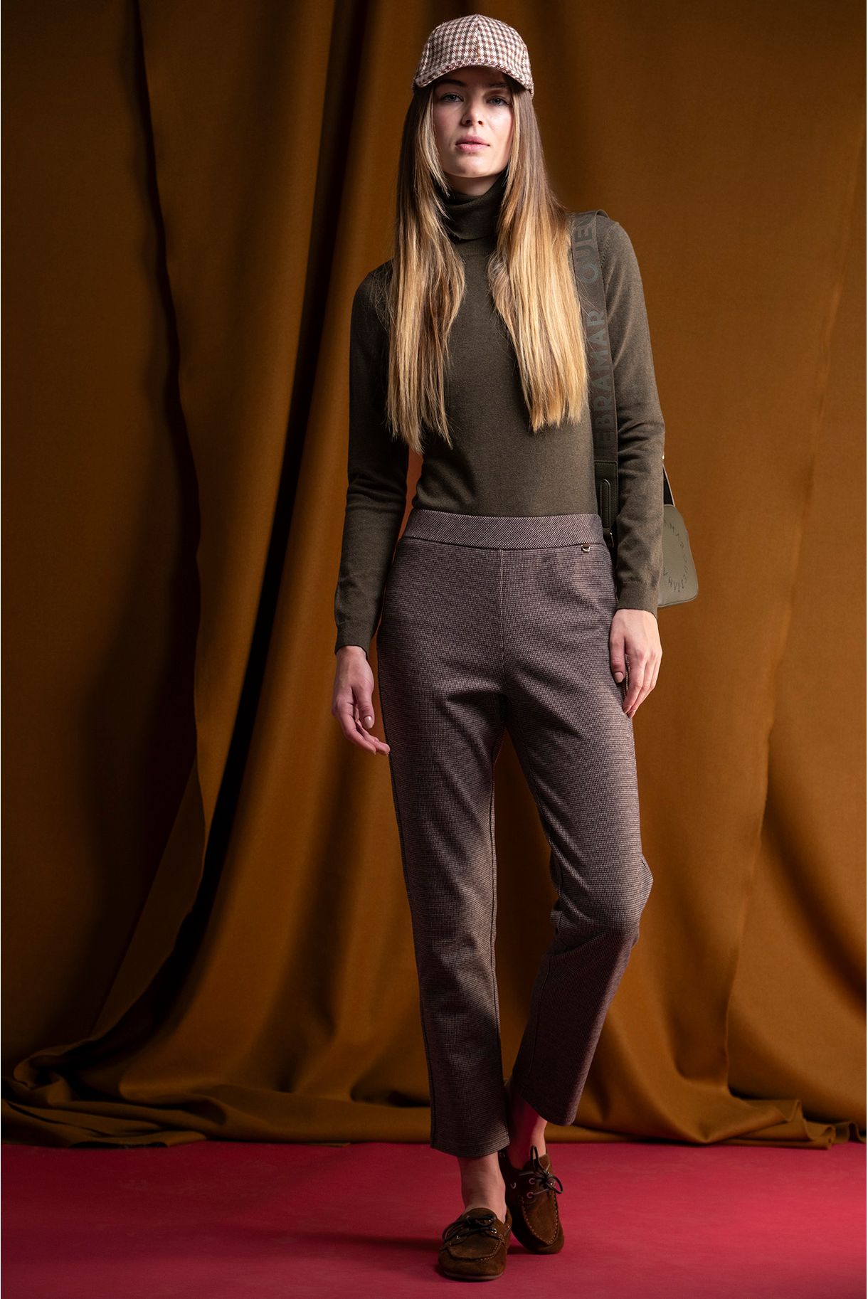 STRAIGHT CUT KNITTED PANTS