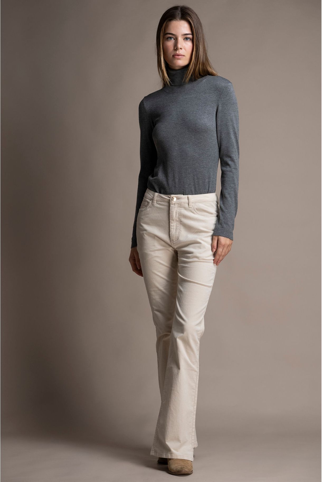 CALÇAS FLARE EM BOMBAZINE