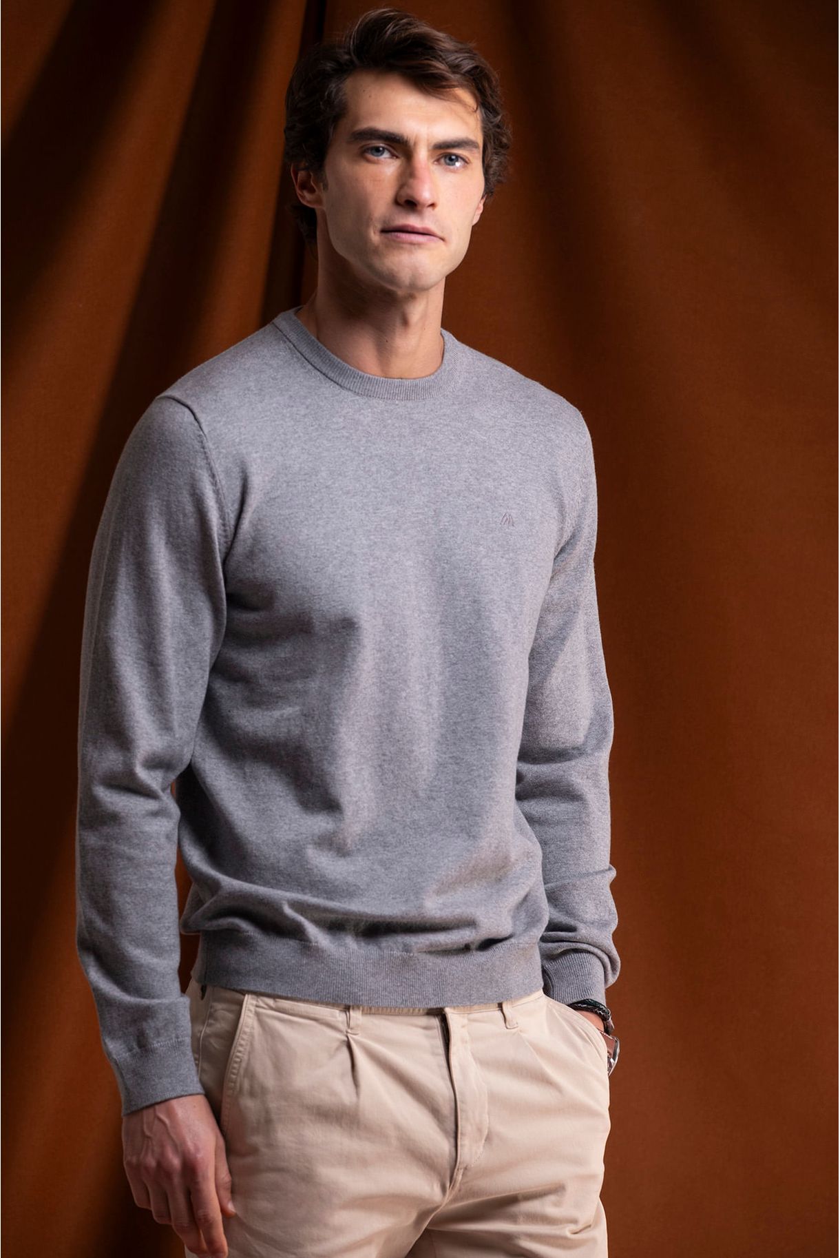 BASIC ROUND NECK SWEATER