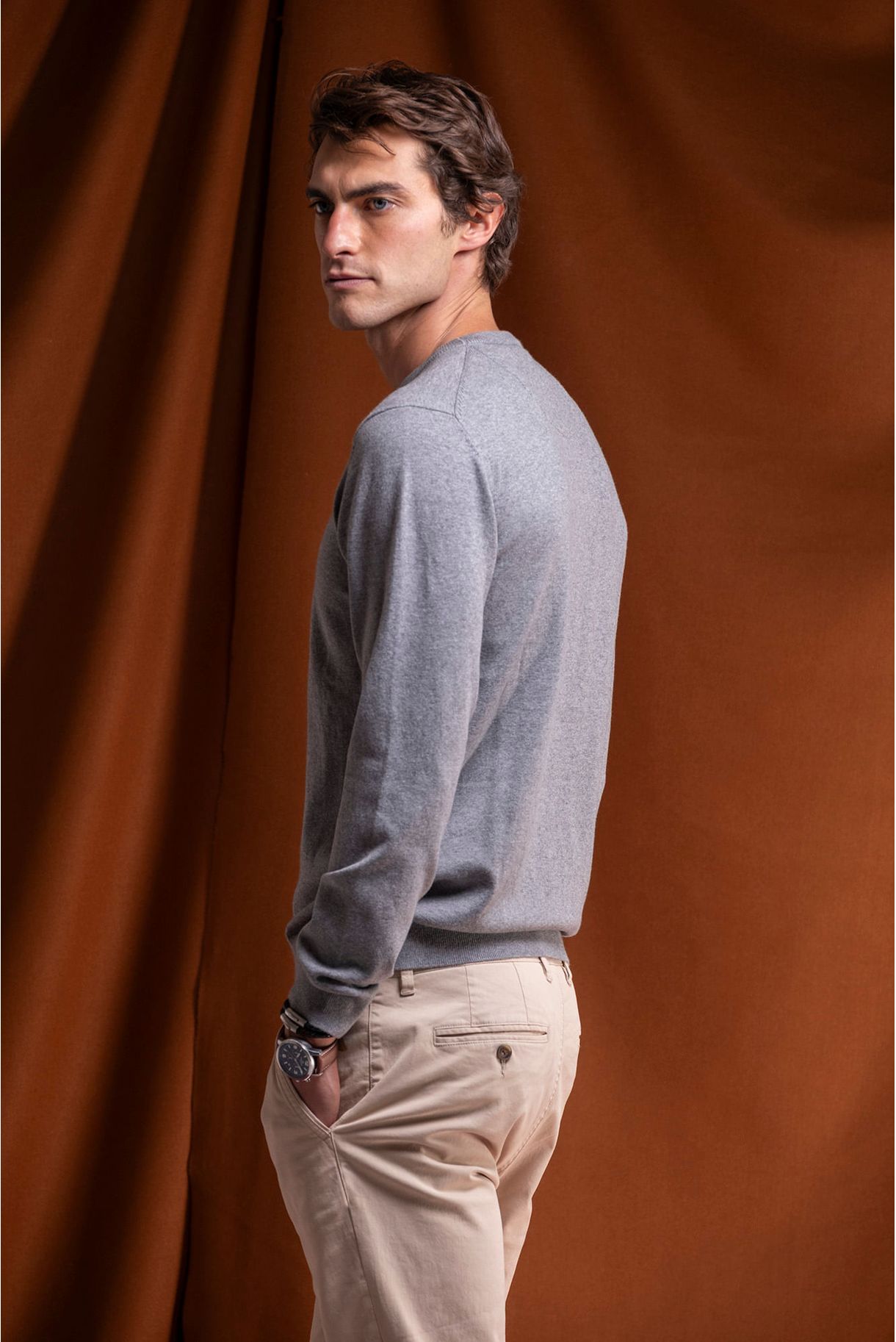 BASIC ROUND NECK SWEATER