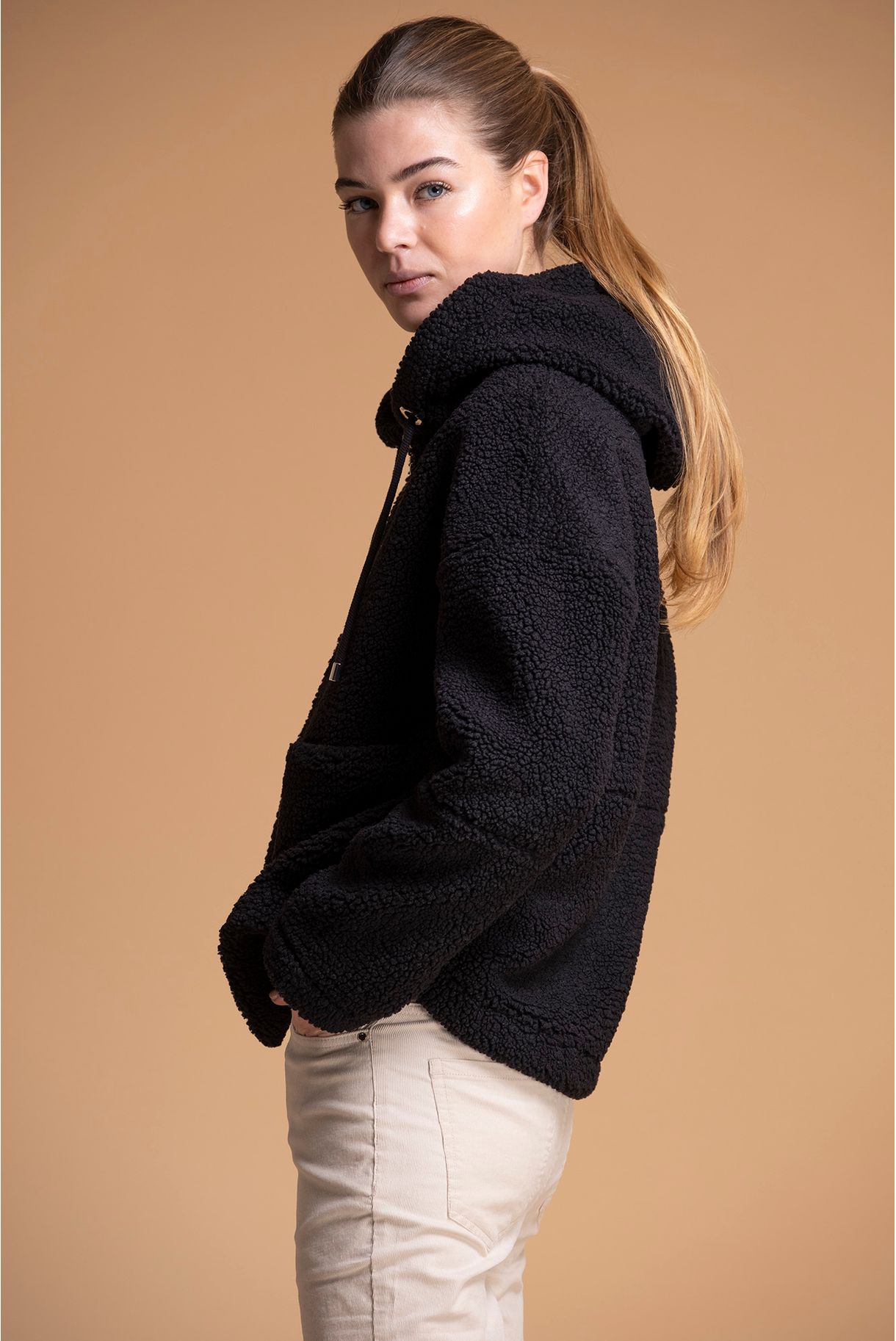 CASACO POLAR EM SHERPA COM CAPUZ