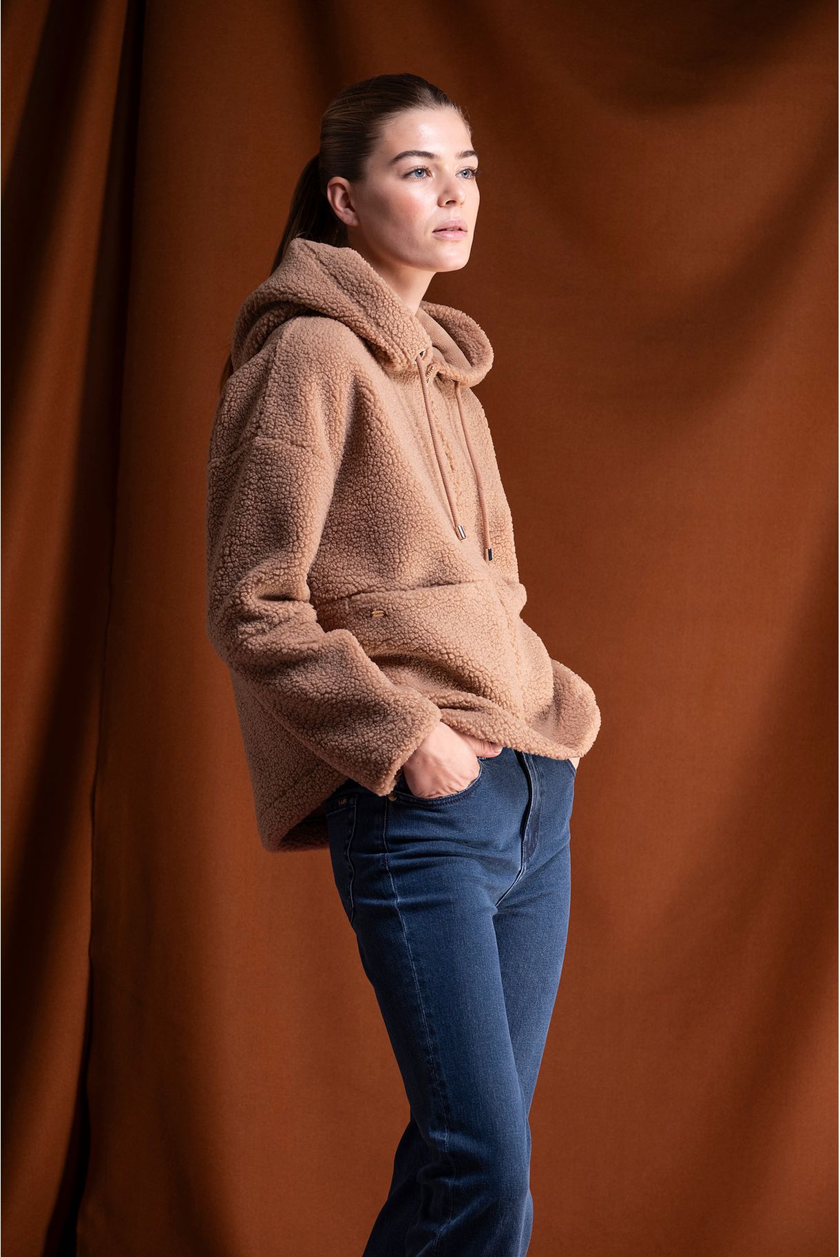 CASACO POLAR EM SHERPA COM CAPUZ